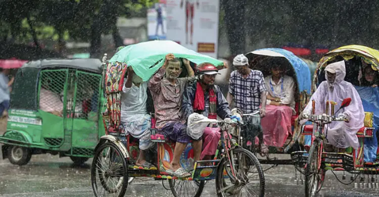 সকাল সকাল বৃষ্টিতে ভিজলো ঢাকা, ভোগান্তিতে অফিসগামীরা