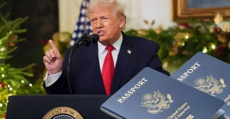 মার্কিন পাসপোর্টে নিজের ছবি বসাচ্ছেন ট্রাম্প