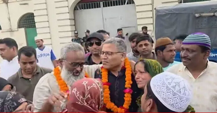 জেলগেটে আওয়ামী লীগ নেতাকে ফুলের মালা পরিয়ে বরণ বিএনপির এমপির