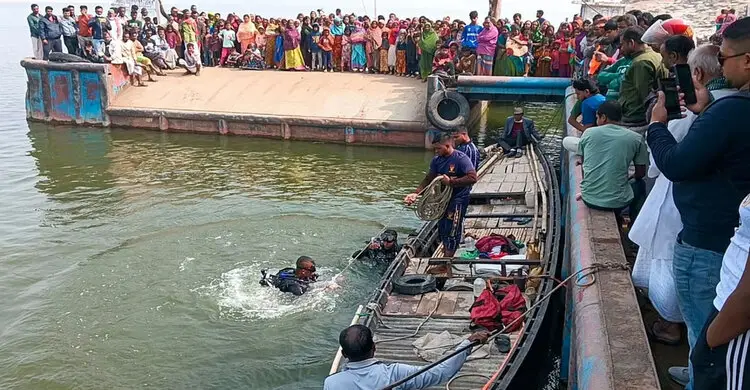 রিপন নামের একজন নিখোঁজ পদ্মায় ফের চলছে উদ্ধার`কাজ