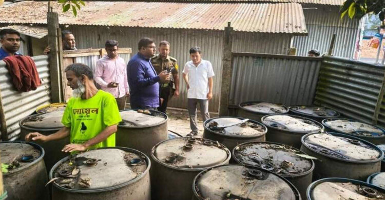 টাঙ্গাইলে এক হাজার লিটার ডিজেল উদ্ধার, সরকারি মূল্যে বিক্রি