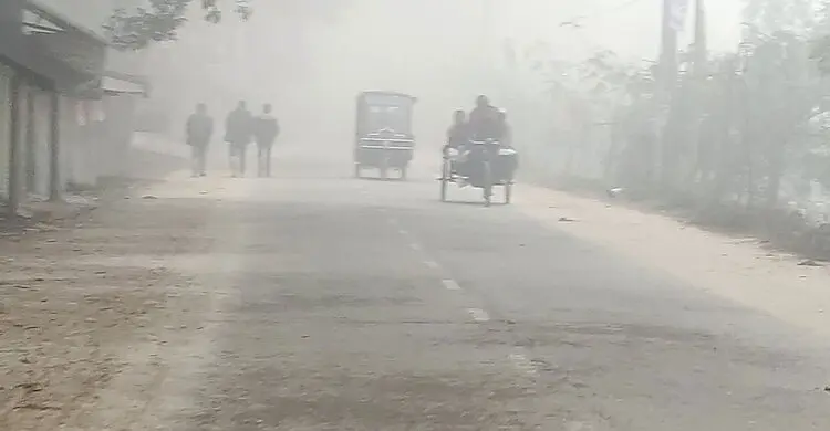 হঠাৎ কুয়াশায় ঢেকে গেল দিনাজপুর