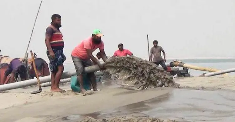 মাছ ধরার আড়ালে বালু উত্তোলন, ঝুঁকিতে ২০ হাজার মানুষ