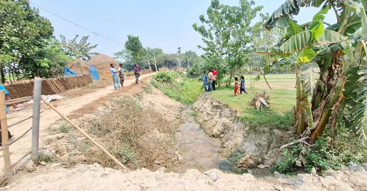 খাল ভরাটে হুমকিতে কৃষিজমি, জলাবদ্ধতার আশঙ্কায় শতাধিক পরিবার