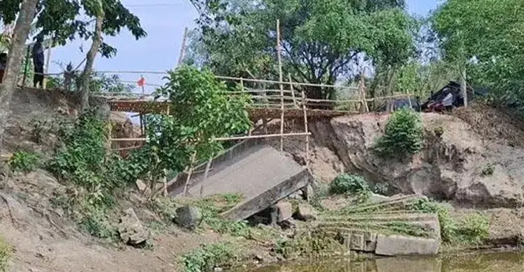 ঝিনাইদহে ব্রিজ ভেঙে বন্ধ যানবাহন চলাচল, ঝুঁকি নিয়ে সাঁকোই পারাপার