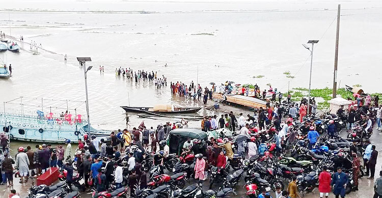 বৃষ্টিতেও নিকলী হাওরে পর্যটকদের ভিড়
