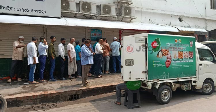 দেরিতে এলো সাশ্রয়ী মাংস-দুধের গাড়ি, ফিরে গেলেন অধিকাংশ ক্রেতা