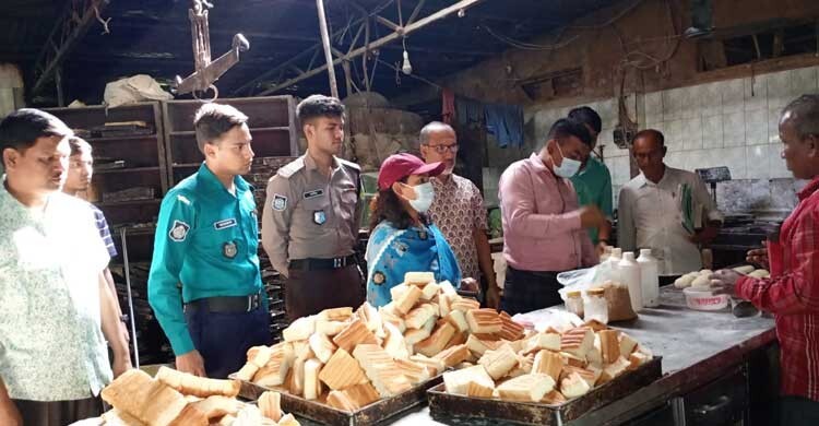চট্টগ্রামে অস্বাস্থ্যকর পরিবেশে ইফতার তৈরি, ২ হোটেলকে জরিমানা