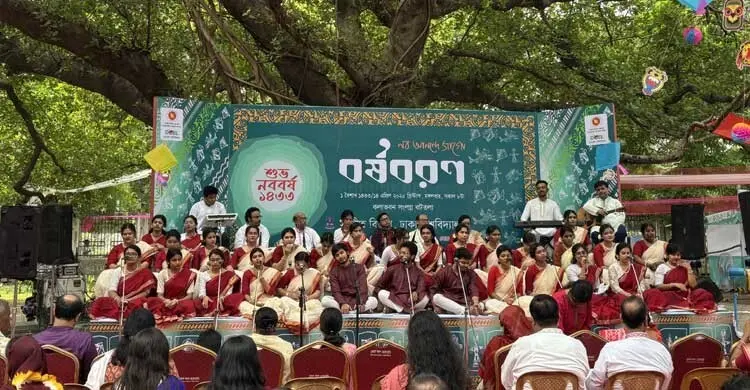 নব আনন্দে বর্ষবরণে মুখর ঢাবির বটতলা