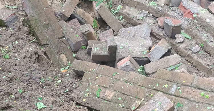 হঠাৎ কবরস্থানে বিস্ফোরিত হলো ৫০ ককটেল