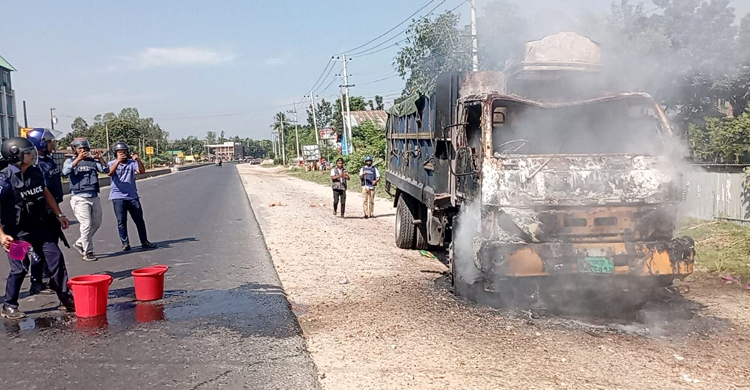 বগুড়ায় মুখোশ পরে ট্রাকে আগুন দিলো দুর্বৃত্তরা