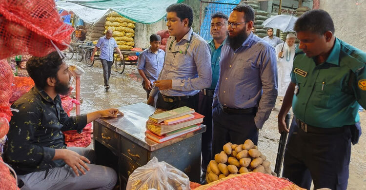 বেশি দামে আলু-পেঁয়াজ-ডিম বিক্রি, ৬২ প্রতিষ্ঠানকে জরিমানা