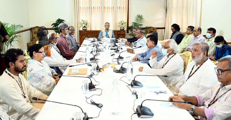 ১৩ রাজনৈতিক দলের নেতাদের সঙ্গে বৈঠকে প্রধান উপদেষ্টা