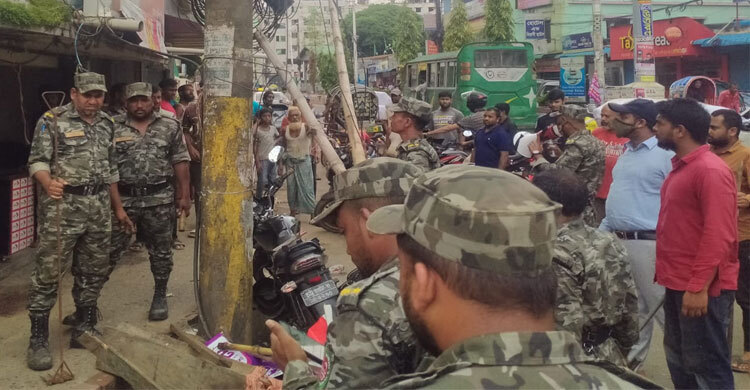 রাস্তায় গাড়ি পার্কিং ও নির্মাণসামগ্রী রাখায় ৬ ব্যক্তিকে জরিমানা
