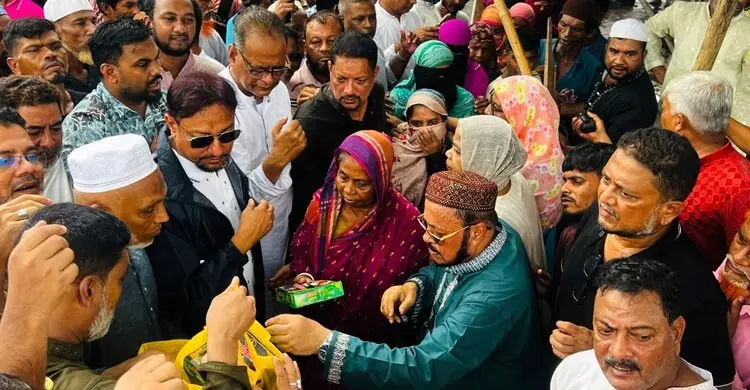 টানা বৃষ্টিতে ক্ষতিগ্রস্তদের মধ্যে ত্রাণ বিতরণ করলেন মেয়র শাহাদাত
