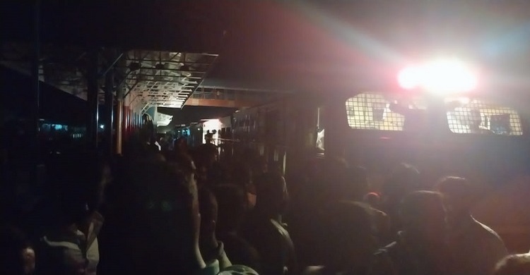 বিলম্বিত ট্রেনযাত্রা, আখাউড়ায় যাত্রীদের রেলপথ অবরোধ-বিক্ষোভ