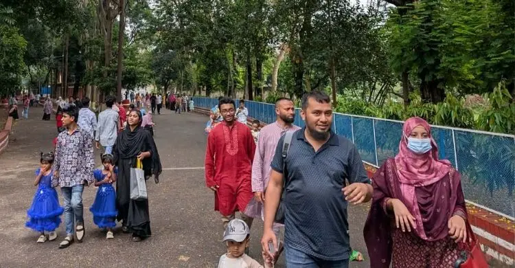 ছুটির দিনে চিড়িয়াখানায় উৎসবমুখর পরিবেশ