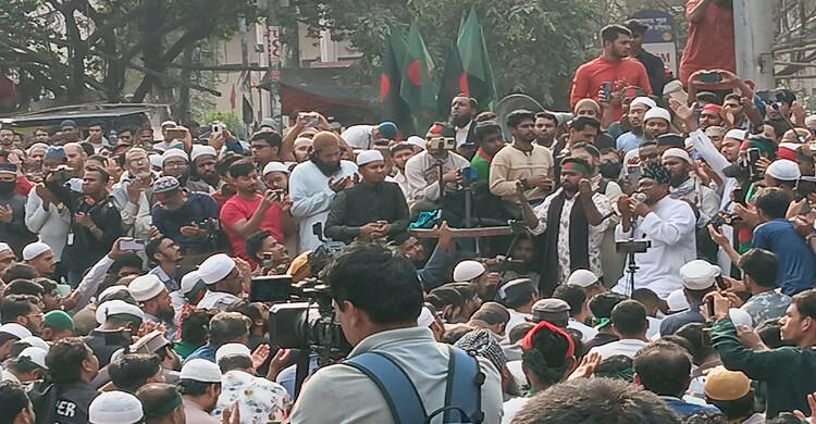 জুমার নামাজ ও হাদির জন্য বিশেষ দোয়ায় ভাসল শাহবাগ