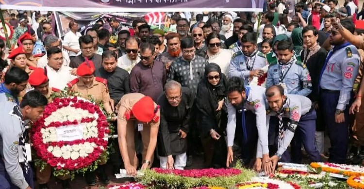 ভাষাশহীদদের স্মরণে কেন্দ্রীয় শহীদ মিনারে জবির শ্রদ্ধাঞ্জলি