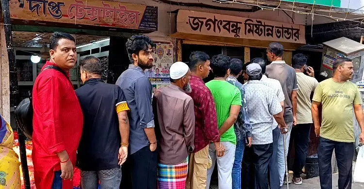 পূজার লাড্ডু কিনতে ঘণ্টা ধরে লাইন, কী আছে জগৎবন্ধু মিষ্টান্ন ভান্ডারে