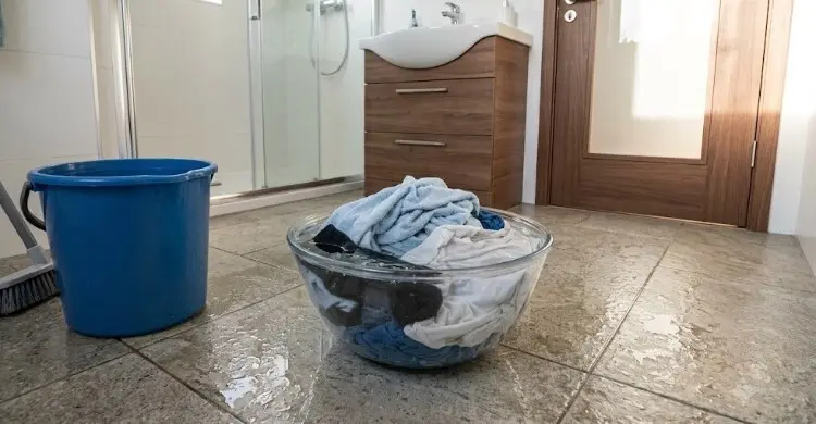 বাথরুমে দীর্ঘক্ষণ ভিজিয়ে রাখলে পোশাকের যেসব ক্ষতি হয়