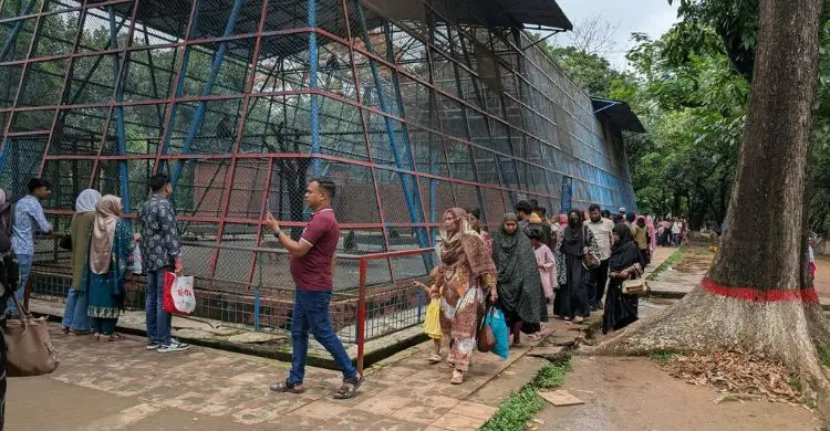 ছুটির দিনে চিড়িয়াখানায় উৎসবমুখর পরিবেশ