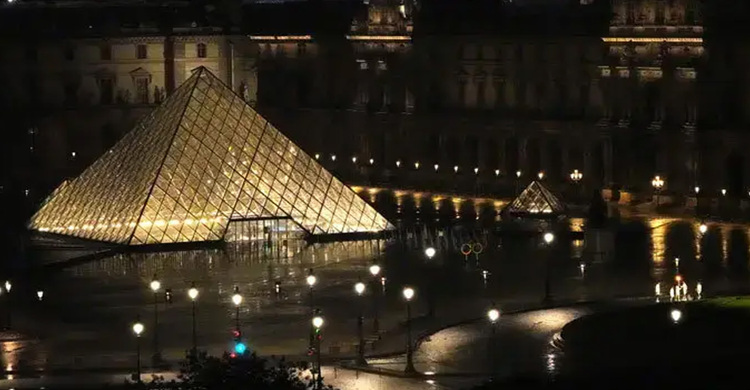 ডাকাতির পর ল্যুভর জাদুঘরে এবার পানি পড়ে নষ্ট কয়েকশ মিশরীয় শিল্পকর্ম