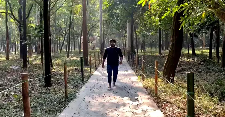 স্বাস্থ্য সচেতনদের নতুন ঠিকানা, ঢাকায় প্রথম খালি পায়ে হাঁটার পথ