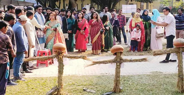 রাবিতে ‘রাজাকার-আলবদর-আলশামস’ প্রতীকীতে জুতা নিক্ষেপ