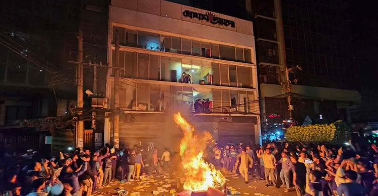 প্রথম আলো ও ডেইলি স্টারের ঘটনায় ৪ আইনে মামলা, গ্রেফতার ১৭ ডিএমপি