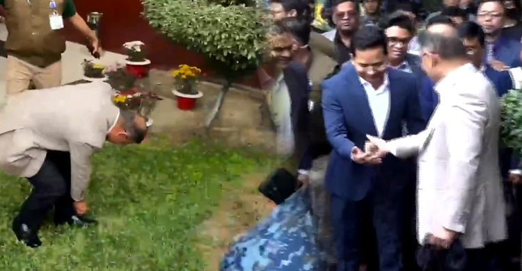 খালি পায়ে দেশের মাটি ছুঁলেন তারেক রহমান, হাতে নিলেন এক মুঠো মাটি