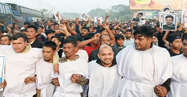 বিএনপির প্রার্থী পরিবর্তনের দাবিতে কাফনের কাপড় পরে বিক্ষোভ