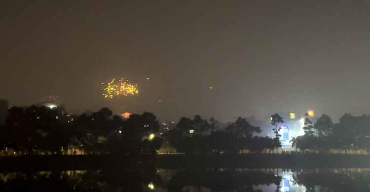 নিষেধাজ্ঞা অমান্য করে রাজধানীজুড়ে আতশবাজি