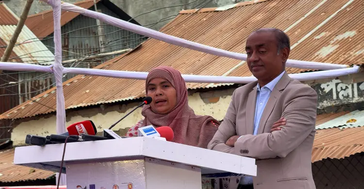 কড়াইল বস্তিতে ভুক্তভোগী নারীকে আইনি পরামর্শ দিলেন আইনমন্ত্রী
