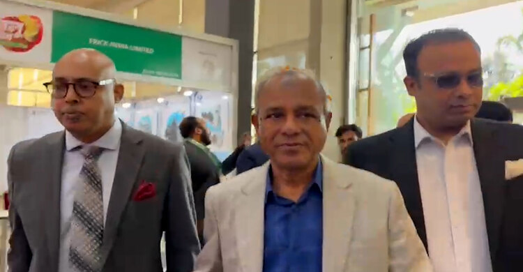 ফুলেল শুভেচ্ছায় সিক্ত স্বরাষ্ট্র উপদেষ্টা জাহাঙ্গীর আলম চৌধুরী