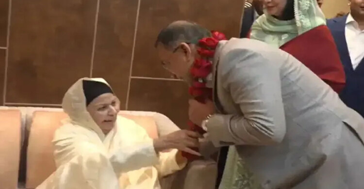 গোলাপের মালা দিয়ে তারেক রহমানকে স্বাগত জানালেন শাশুড়ি