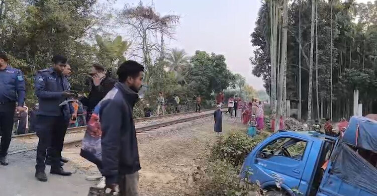 পিকআপে থাকা দুই ভাইসহ নিহত ৩