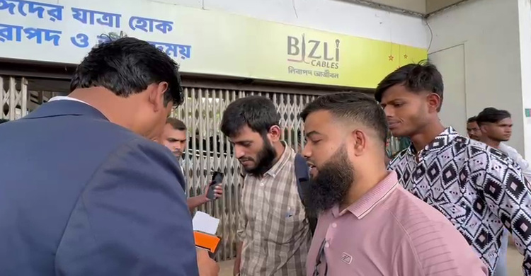 শিশু টিকিট কেটে যাওয়ার চেষ্টা যুবকের