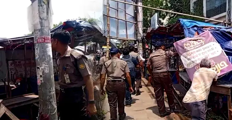 নোটিশেও কাজ হয়নি, ম্যাজিস্ট্রেট সরালেন ফুটপাতের দোকান