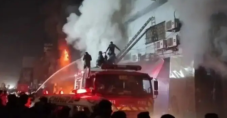 পাকিস্তানে শপিং মলে ভয়াবহ অগ্নিকাণ্ডে নিহত ৫, রাত থেকে জ্বলছে আগুন