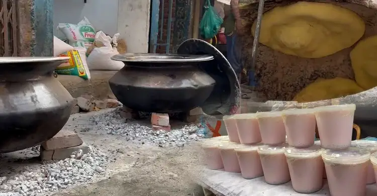 মাত্র ১১'শ টাকায় বিক্রি হচ্ছে বংশালের বাবুর্চীদের বিয়ে বাড়ির ইফতার