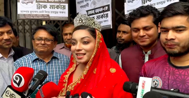 রানীর সাজে নির্বাচনী প্রচারণায় নামলেন মেঘলা আলম