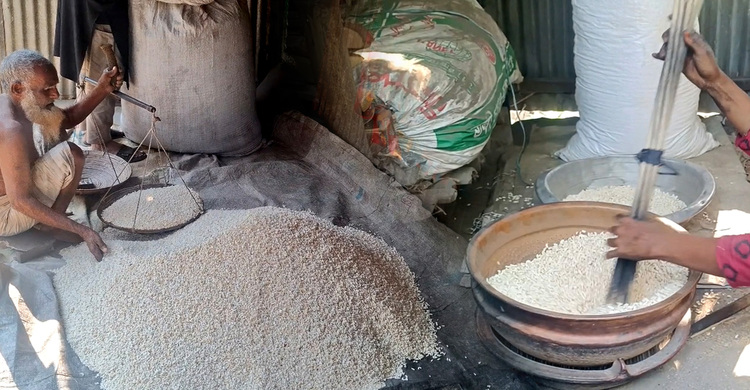 রমজানে মুড়ি ভাজায় ব্যস্ত টাঙ্গাইলের নারীরা