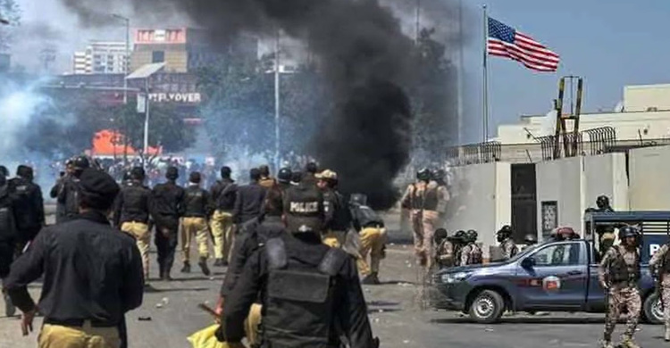 খামেনি হত্যার প্রতিবাদে করাচিতে বিক্ষোভে গুলি চালায় মার্কিন বাহিনী