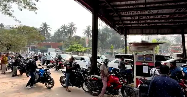 তেল সংকটে বাড়ছে ভোগান্তি, ঘণ্টার পর ঘণ্টা লাইনে চালকরা