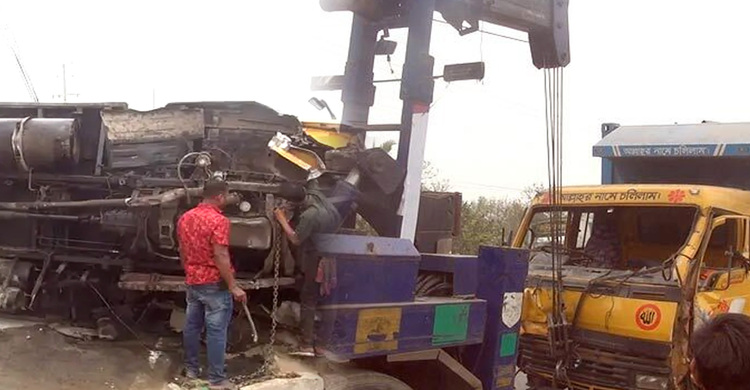 উল্টে গেলো কাভার্ডভ্যান, পলিথিন-বালতি-পাত্রে তেল নিলো স্থানীয়রা