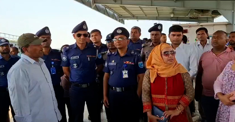 দৌলত‌দিয়া ঘাট প‌রিদর্শনে ডি‌সি ও এস‌পি, খোঁজ নিলেন যাত্রীদের