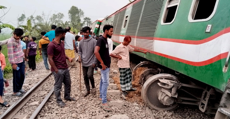 নীলসাগর এক্সপ্রেসের ৬ বগি লাইনচ্যুত, বহু হতাহতের শঙ্কা