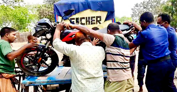 রাজশাহীতে সড়ক দুর্ঘটনায় প্রাণ গেলো বাবা-ছেলের