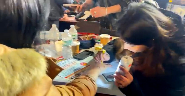 শেষ মূহুর্তের কেনাকাটায় জমজমাট নিউইয়র্কের ঈদ বাজার